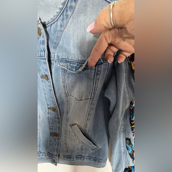 Easel NWOT Women’s Light Wash Denim Jacket, Long Sleeves, Size Small. Button Up - Picture 13 of 14